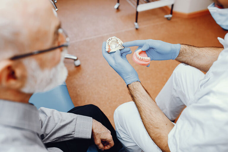 الأسنان المزروعة مقابل أطقم الاسنان في تركيا  أيهما أفضل؟